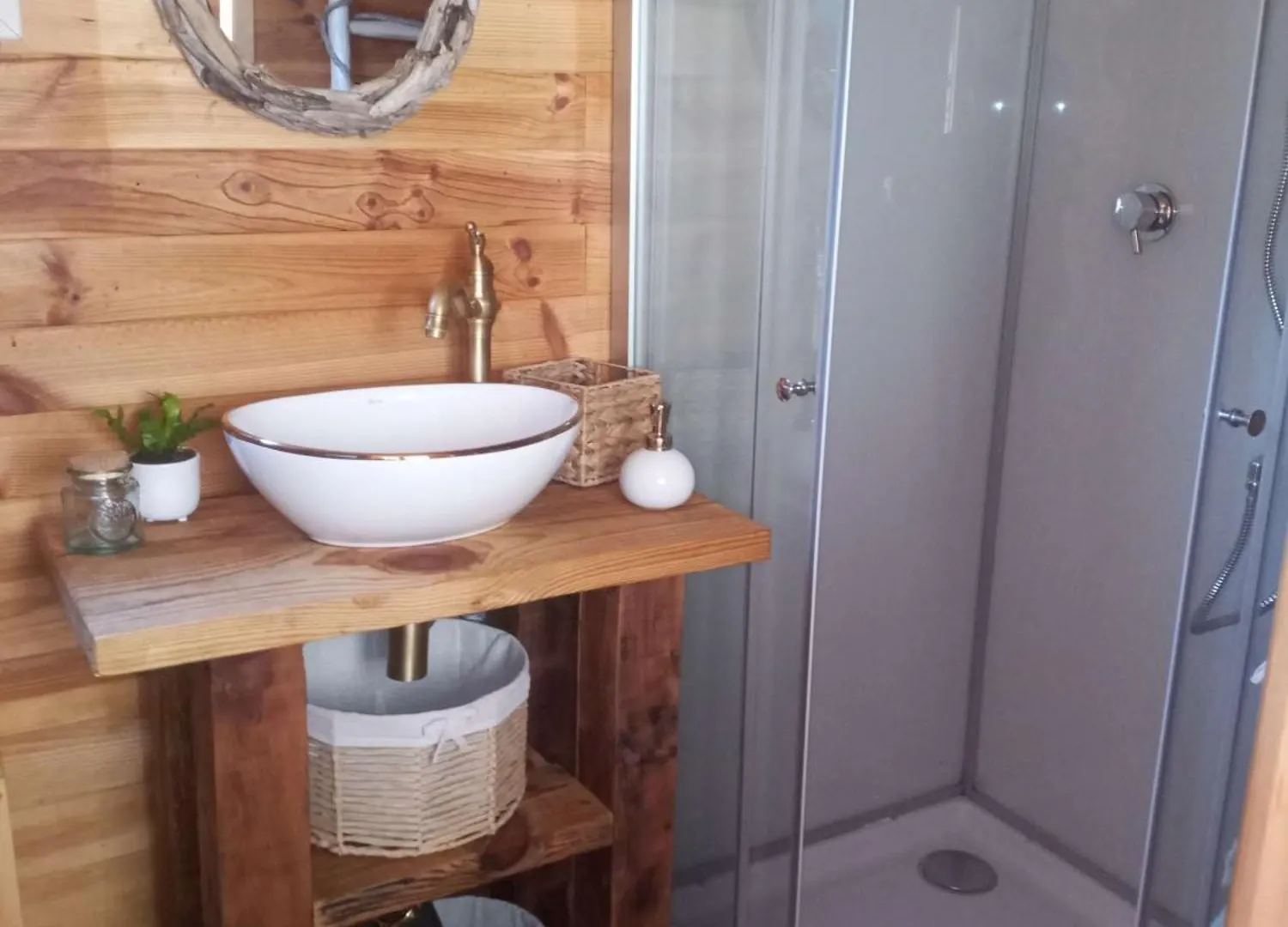 Chambre Roulotte Et Bain Norvegien Gite Insolite Et Spa Privatif Bed & Breakfast Boree