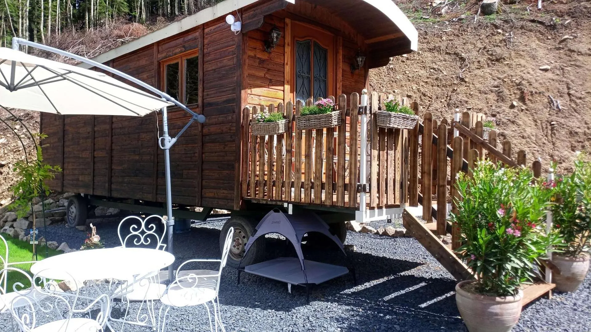 Chambre Roulotte Et Bain Norvegien Gite Insolite Et Spa Privatif Bed & Breakfast Boree